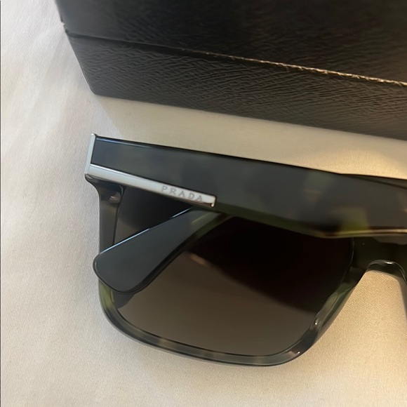 Prada Green Tortoise Shell Wayfarer Sunglasses - Picture 4 of 8
